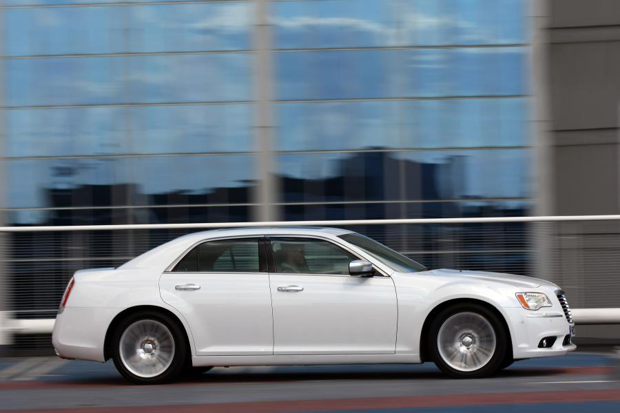  Chrysler 300C 2012 года  (UK) (фото 46 из 91)